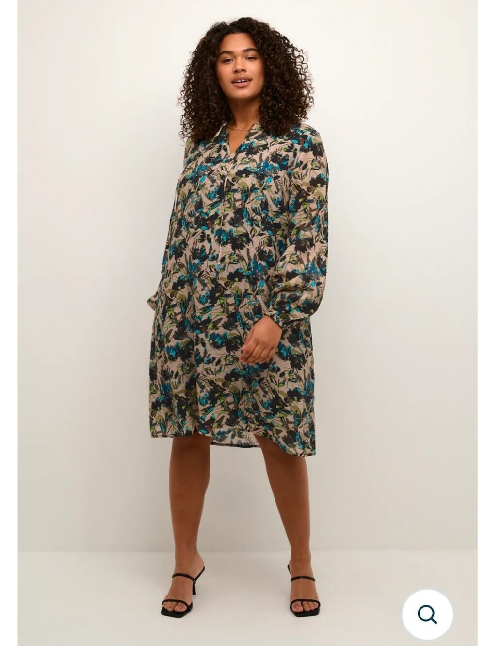 KAFFE CURVE COLGI Floral V-Neck Shift Dress in Beige with Teal & Black Print